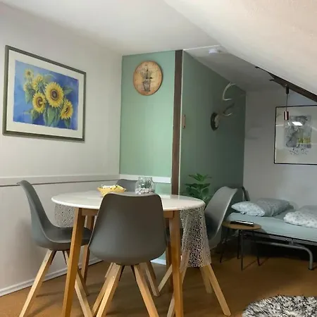 Schoene Gemuetliche Unter Dem Dach Appartement *